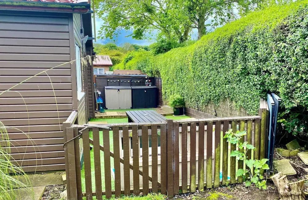Large 3 bed Chalet -sleeps 6- dog Friendly- Garden