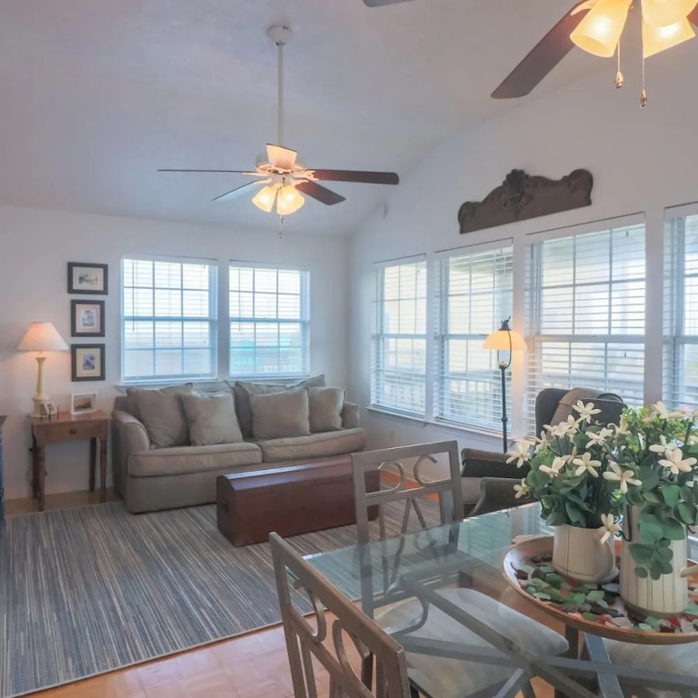 2nd Row Beach Home Ocean Views Old School Vibes - 1 min Walk to Sunny Beach