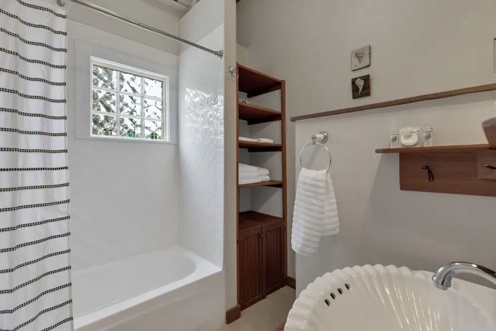 Stunning New Home With Hot Tub Just 1 Mile From Main St!