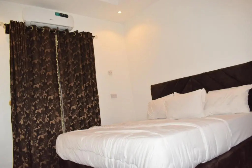 Tastefully Furnished 3 BR apartment