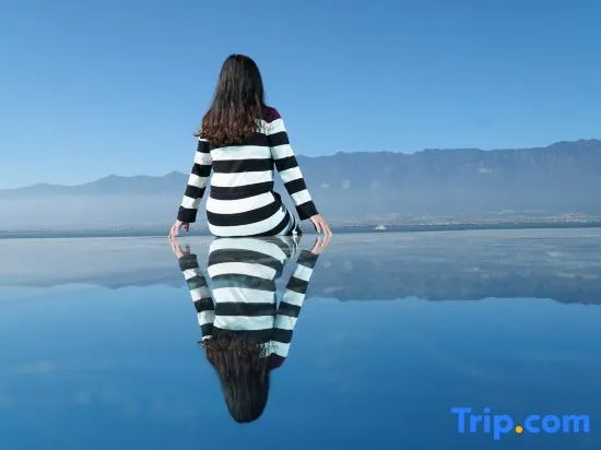Zhenmei Holiday Hostel (Dali Erhai Cliff Lake View)