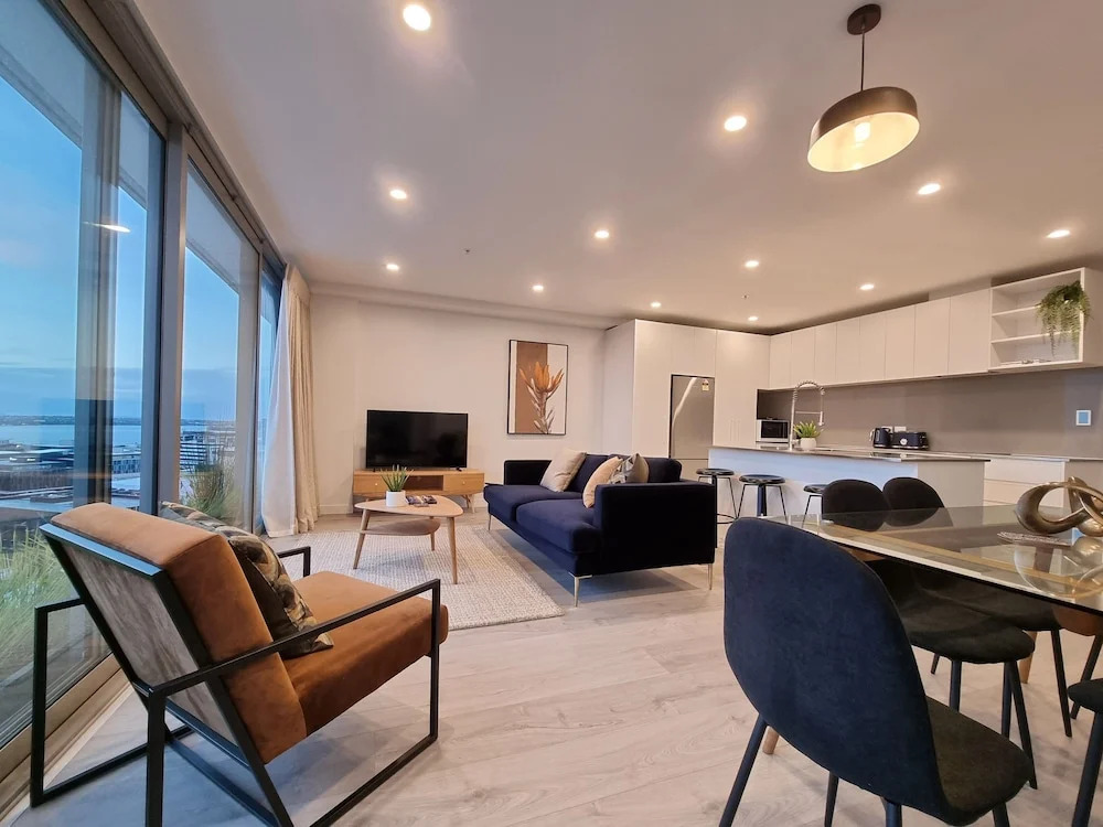Luxe Apt w Harbour-Sunset Views -Parking