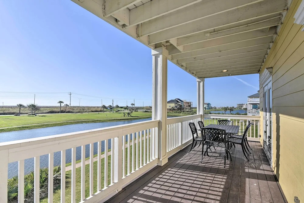 Bay Views! Family-friendly Galveston Resort House