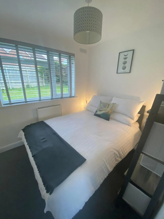 Beau - Brambles Chine, Colwell Bay, Nr Yarmouth - 5 star WiFi - Short walk to The Hut and beach - Ferry offers
