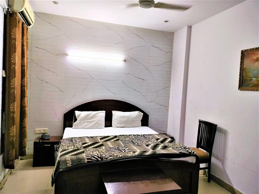 Hotel White Palace,Nizamuddin Railway Station