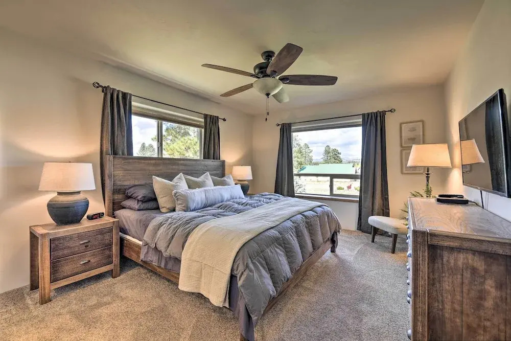 Cozy Designer Home w/ Gorgeous Mountain Views!