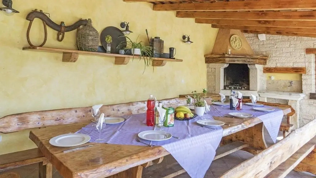Ive in Orbanići with 5 bedrooms and 2 bathrooms