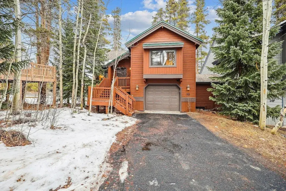 Ski Hill Chalet 3 Bedroom Home by RedAwning