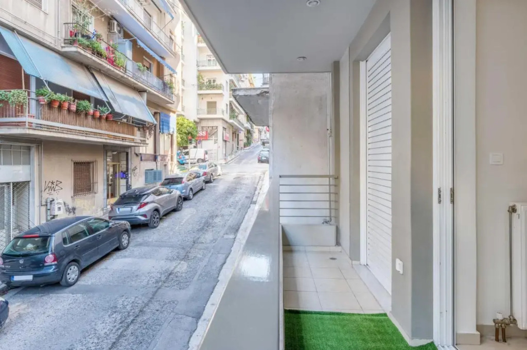 Colourful Artistic apart 100mbps center of Athens