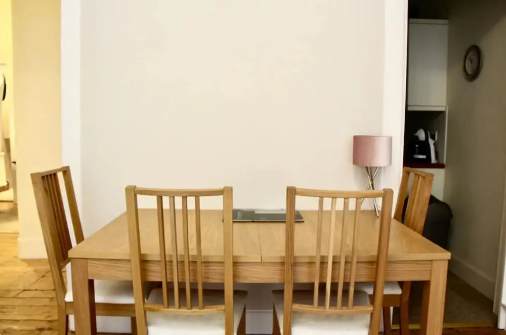Spacious 2 Bedroom Flat Near Edinburgh New Town
