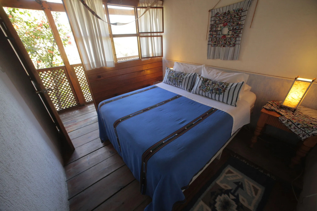 Yellow House Hostel B&B