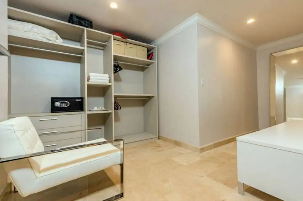 Top Floor Corner Condo w Amazing Views 2BR 3BA