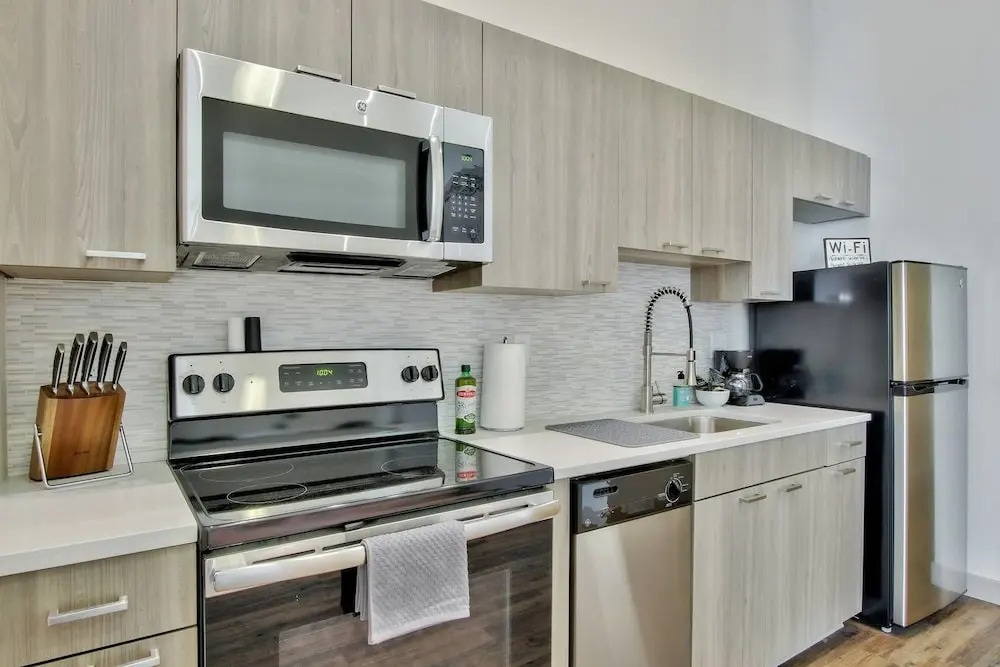 High End Old Town Loft + Pool + Clubhouse