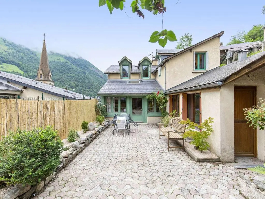 Maison au centre du village, cour privative, au calme, Wi-Fi, cheminée, idéale pour familles. - FR-1-401-234