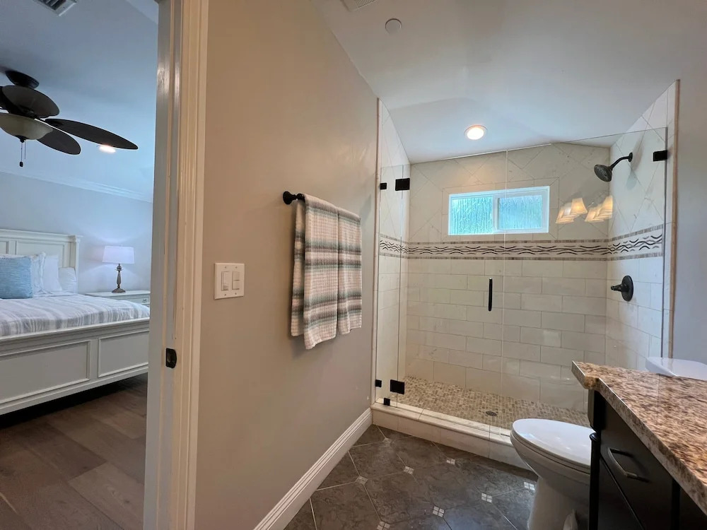 Fantastic 6 bedroom, 4.5 bath home (4 master Suites), pool home