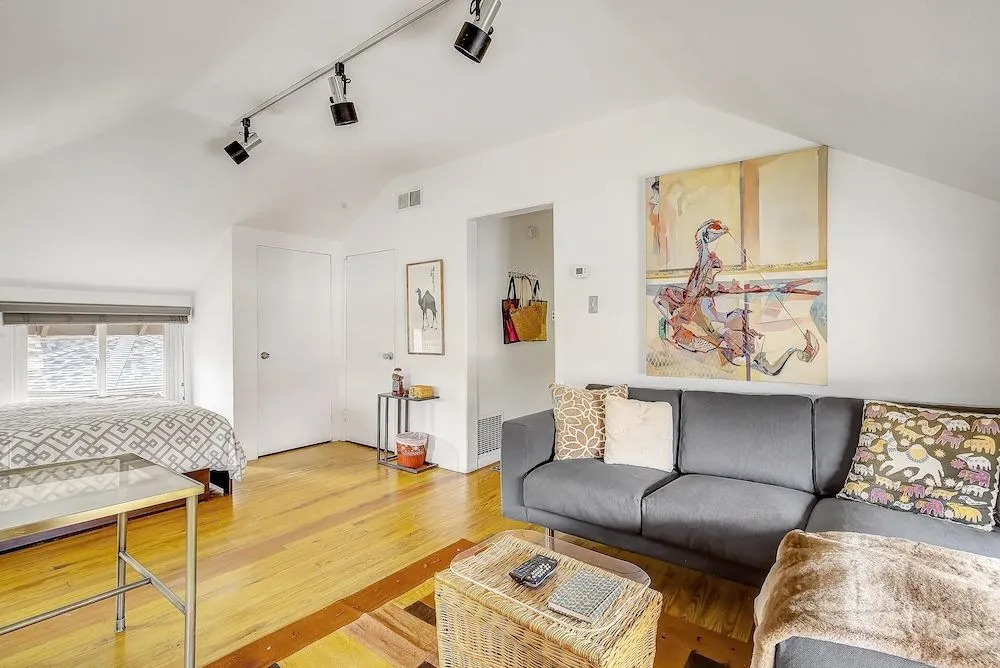 Darling Detached Villa in Heart of Cap Hill