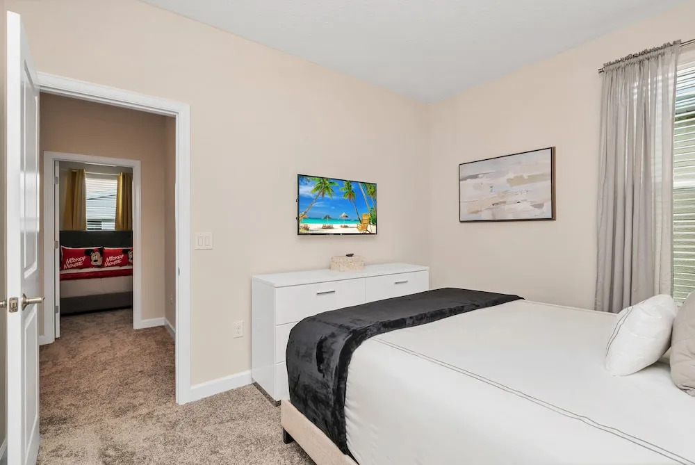 Edgy, Modern 6 Bed 5 Bath