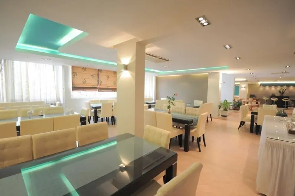 Saronis Hotel