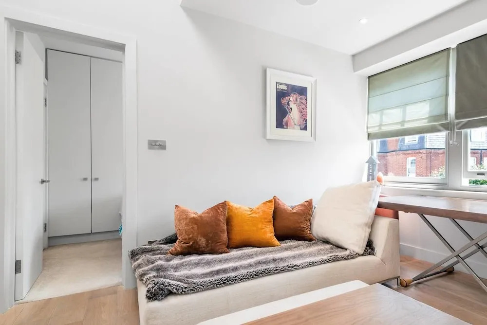 Lovely 1BR Home by River Thames! 2 Guests