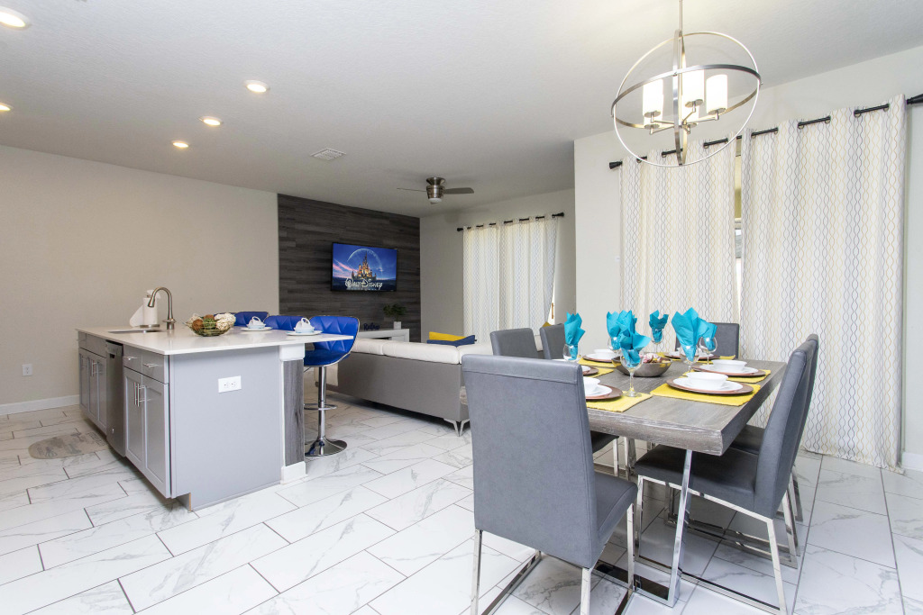 Luxurious 4 Bedroom w Screened Pool Close to Disney 1568