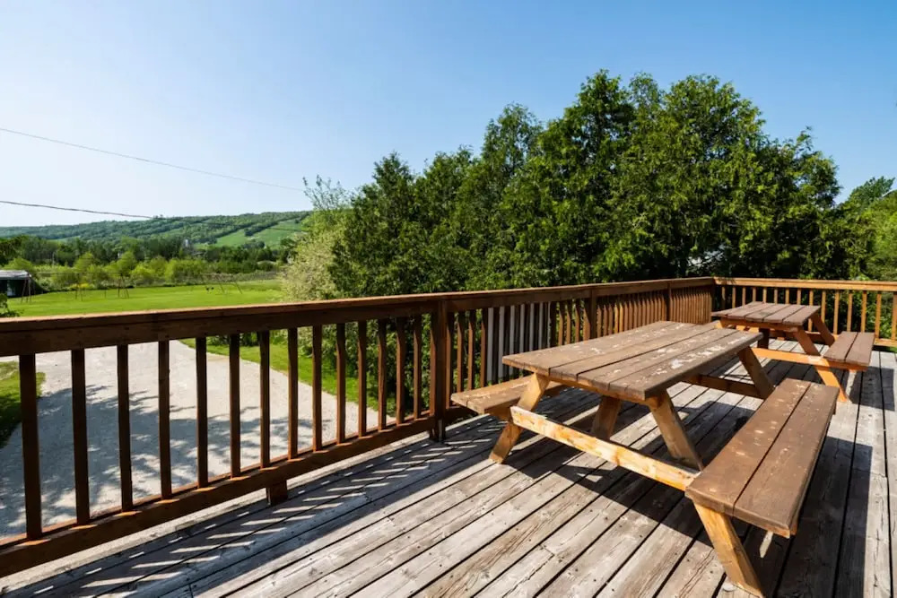 Spacious 8 bdrm Blue Mountain Cottage, Perfect for Large Groups, Private Beach, BBQ, Hot Tub, Sauna
