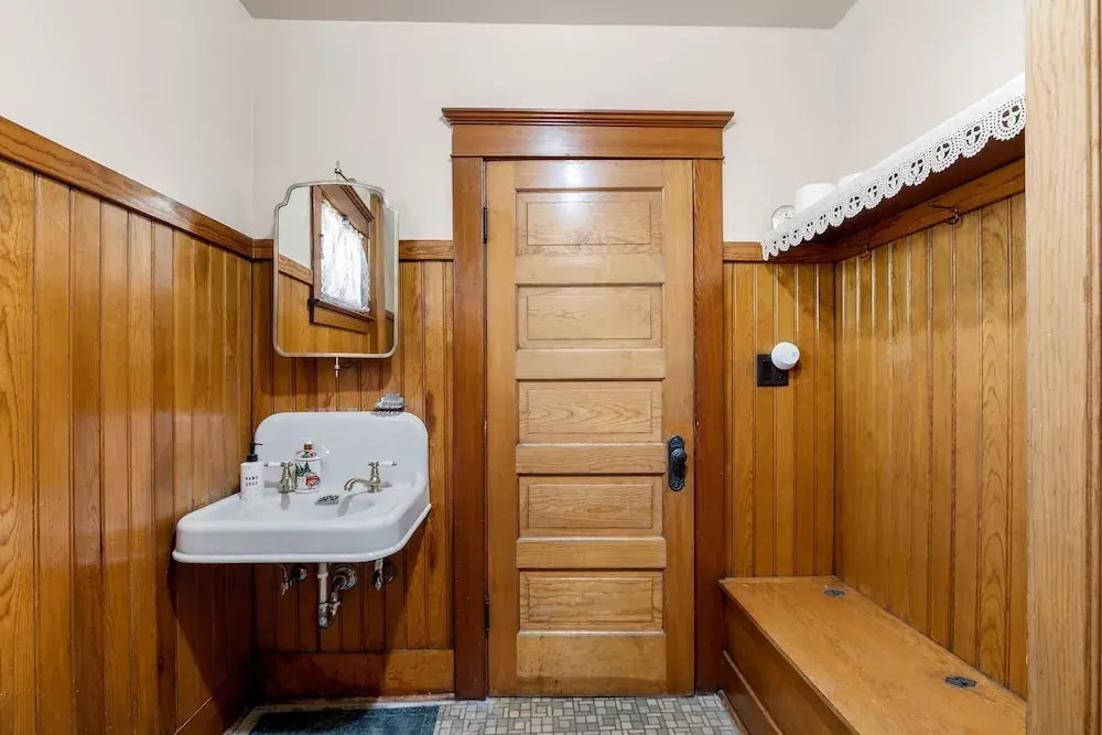 Historic Brinkmeyer Manor-steps to Downtown Charm