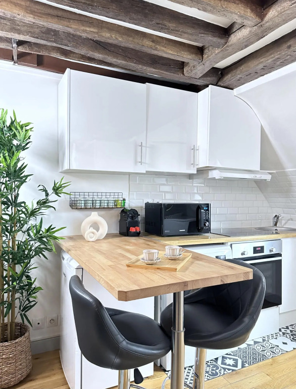1612 B - Best deal in Pigalle