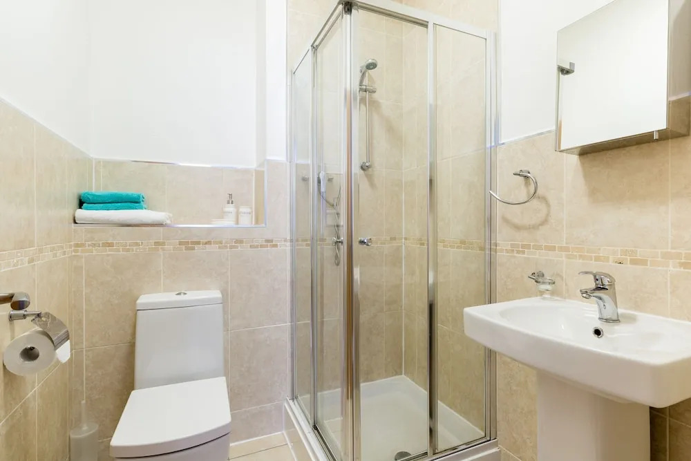 2bed Apt -king Bed -free Parking - Family Friendly