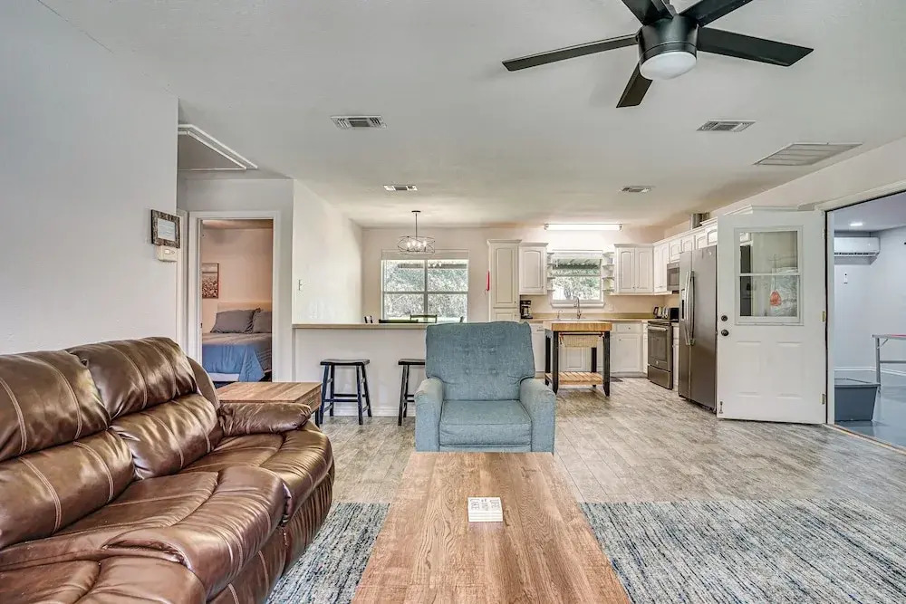 Granbury Cottage, Steps to Lake & Dock!
