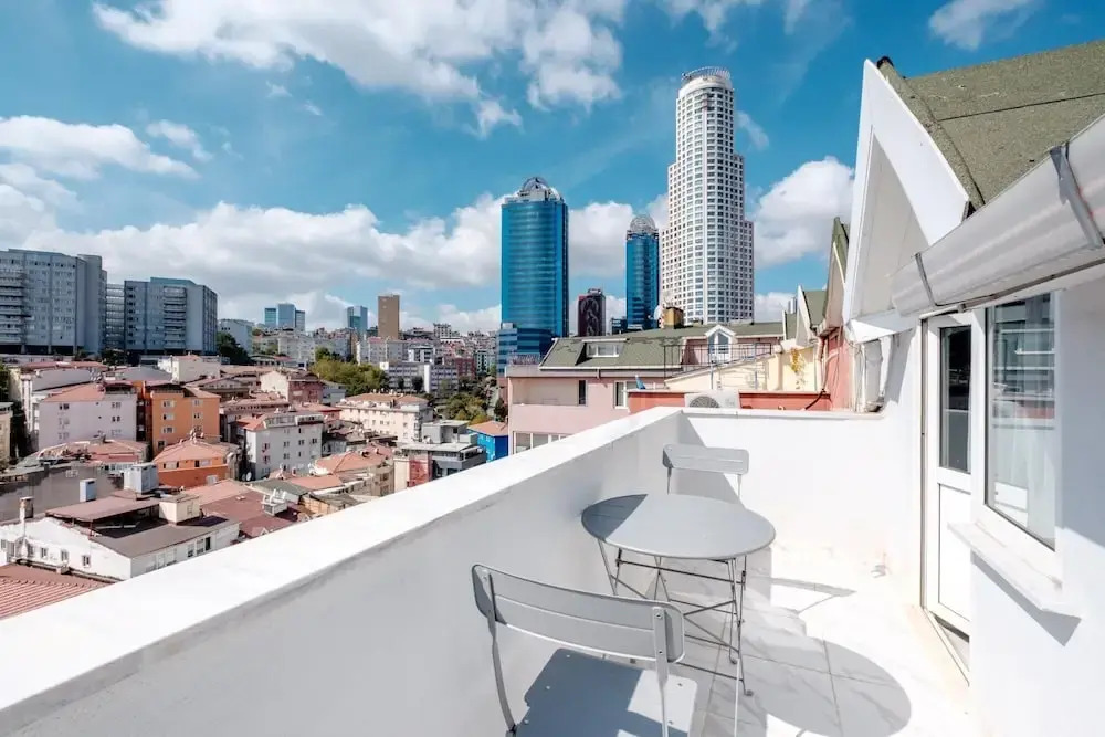 Vibrant Duplex With Terrace 2 min to Cevahir Mall