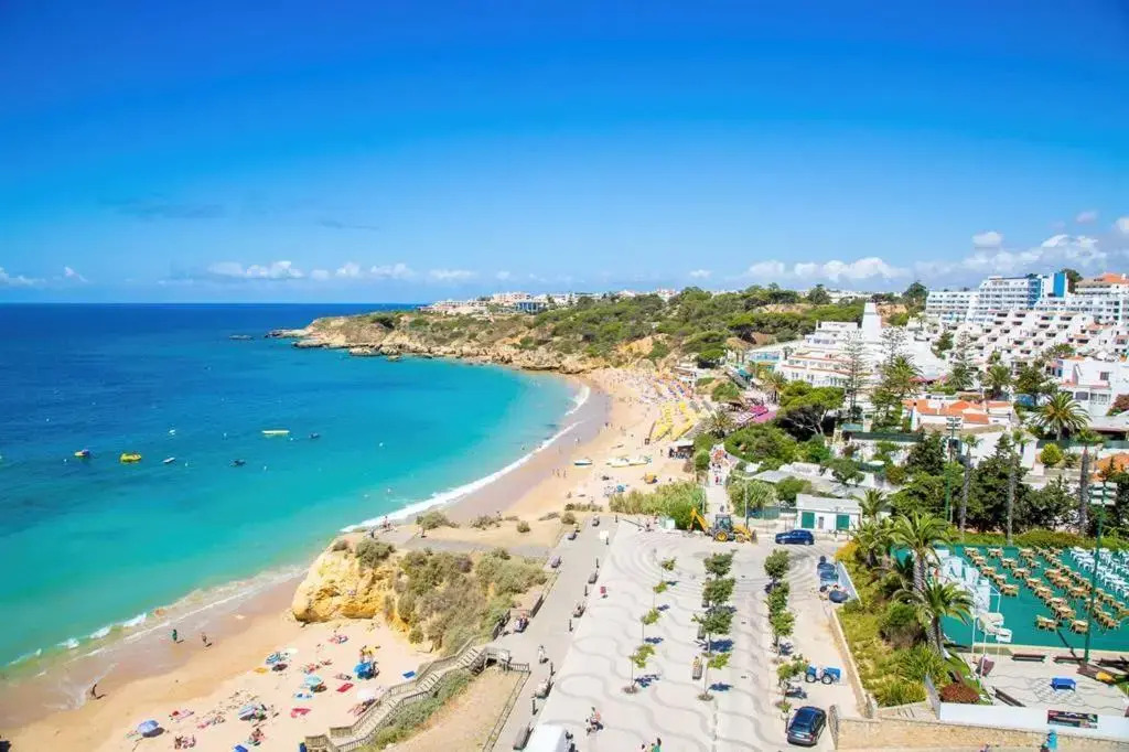 Albufeira Central Apartment, 10 mins walk to beach
