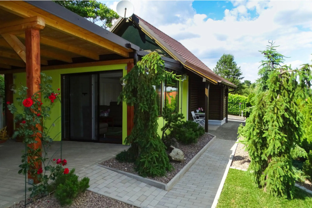 Ladybug House Nature Retreat w/ Jacuzzi - Happy Rentals
