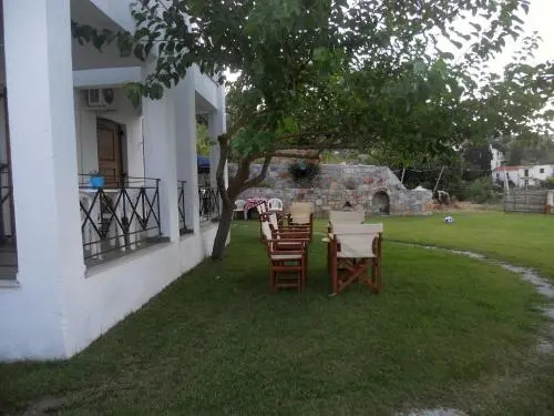 Pleoussa Studio and Apartments