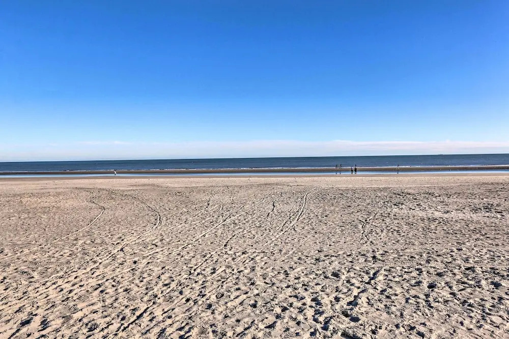 1/4 Mi to Ocean: Beach Pebble Townhome w/ Patio