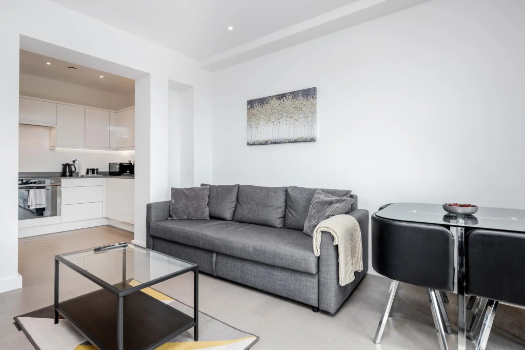 2 Bedroom Luxury St Albans Apartment - Free WiFi with Netflix & Parking. The property sleeps 6