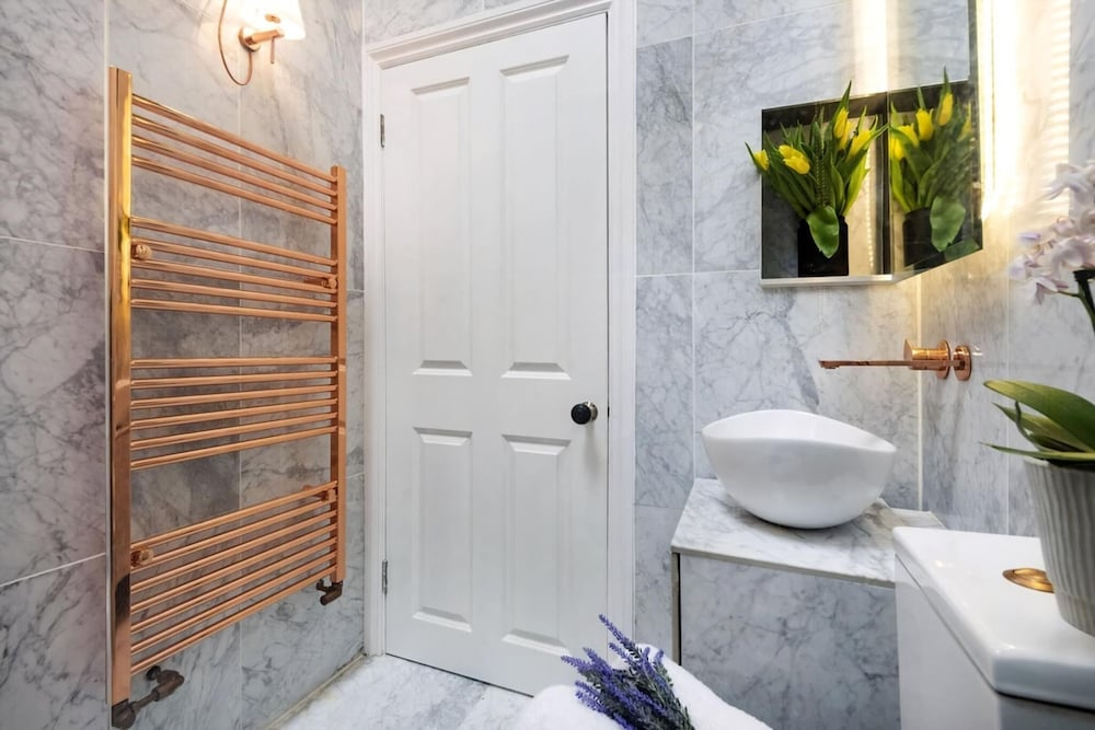Bright 1BR + Balcony by Hyde Park
