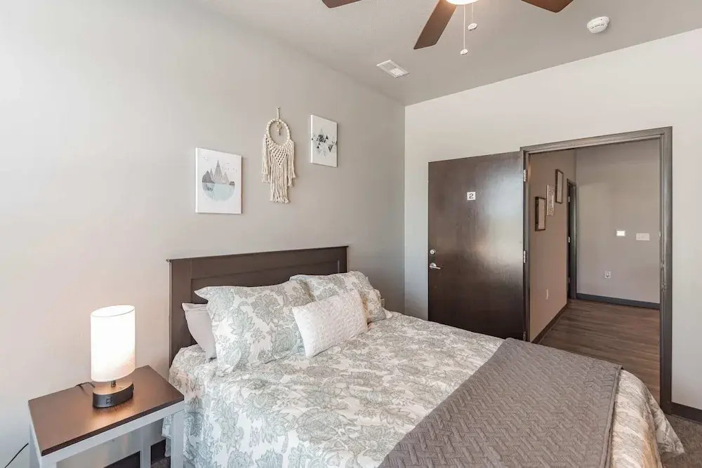 Spacious 2BR Suite W/patio Near Iowa State