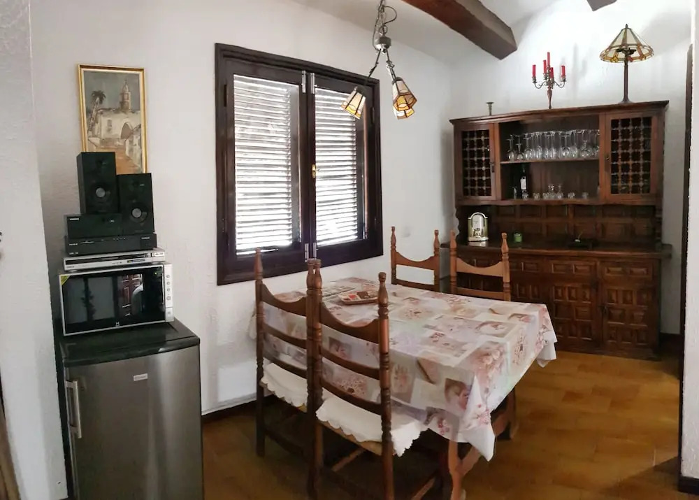 Lovely 2 bedroom house with private garden