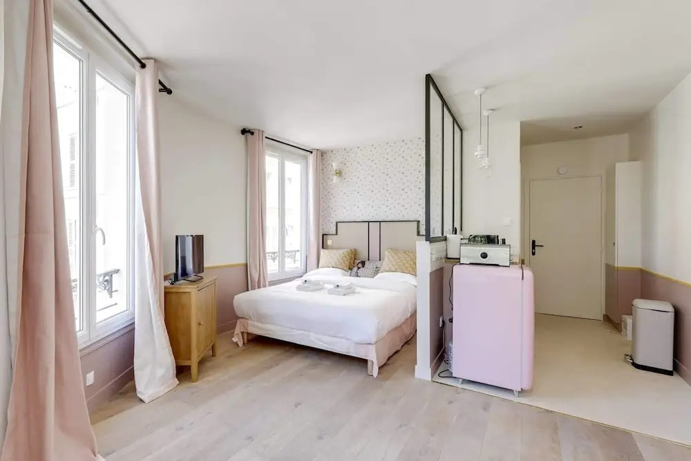 Beautiful Pink Studio For 2 in Heart of Vanves