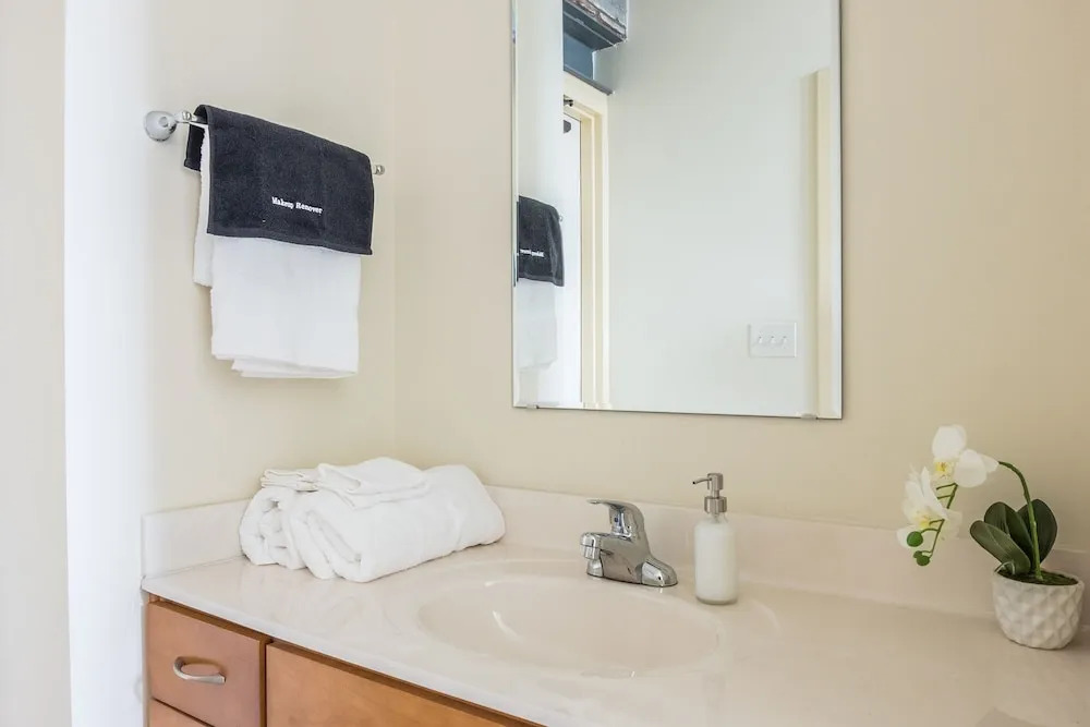 High-Rise Downtown Apts by Frontdesk