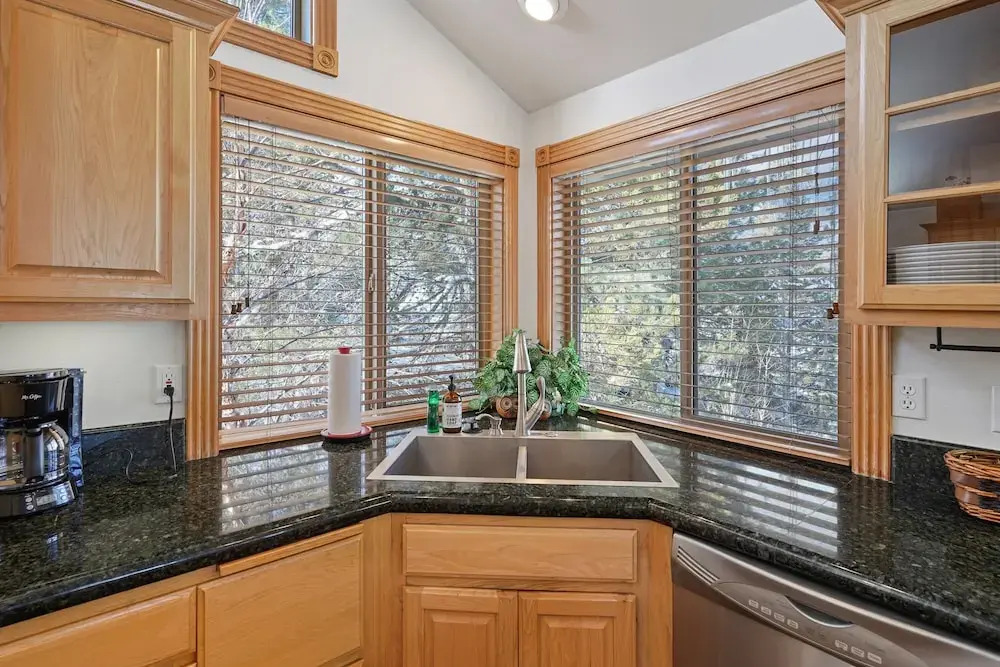 2 Sarazen Home with Hot Tub and BBQ on the Deck, Close to Woodlands Golf Course by RedAwning