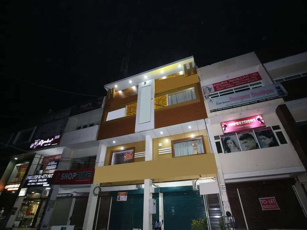 OYO 13373 Hotel Royal star