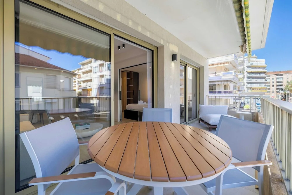 Renovated Prestige 3P Luxe Apt, Terrace & Parking