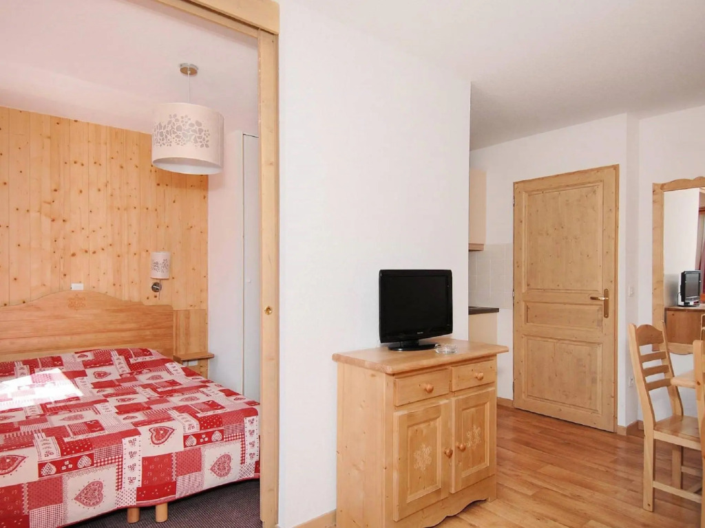Rustic apartment with dishwasher, located in Valmeinie