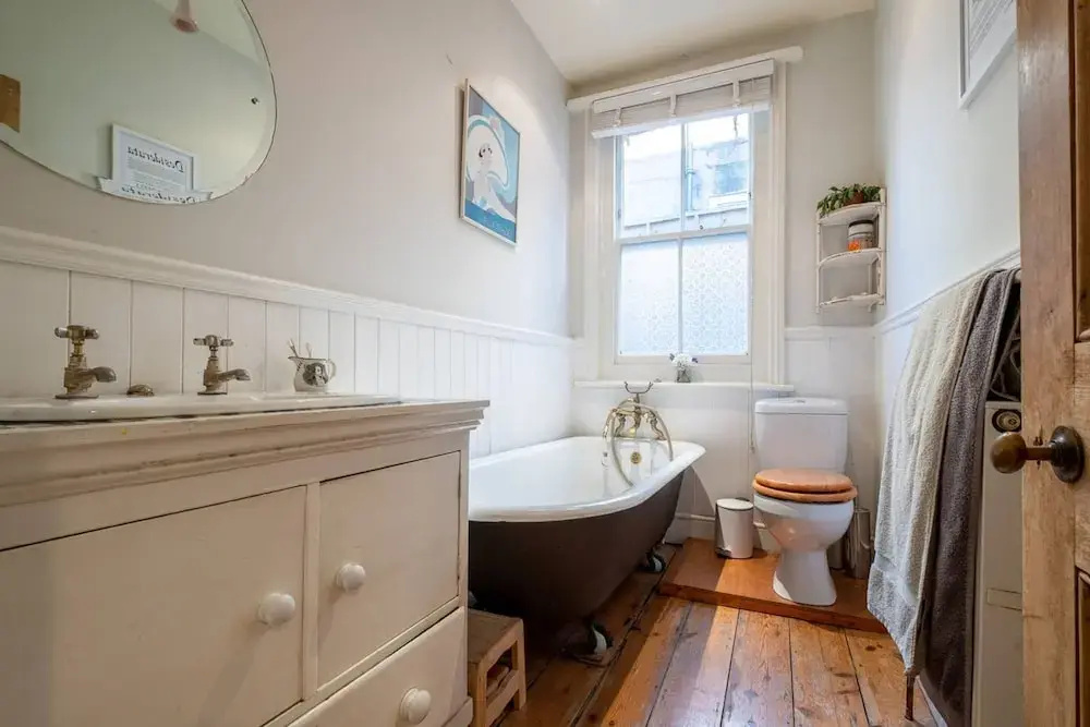 Airy and Tasteful 3 Bedroom Apartment in Five Ways Area