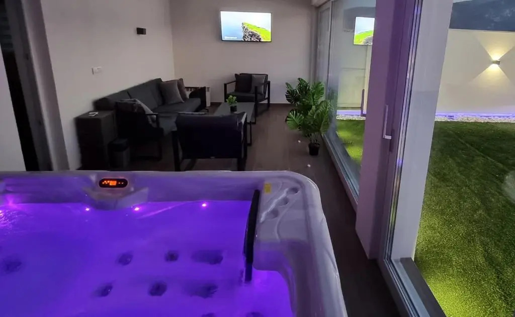 Hidden Gardens Luxury Apartments with Jacuzzi
