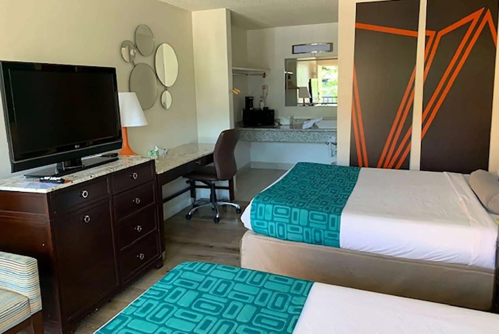 Howard Johnson by Wyndham Downtown Reno