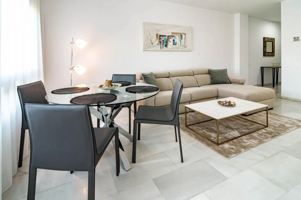 PR20 - Beach front flat Puerto Banus