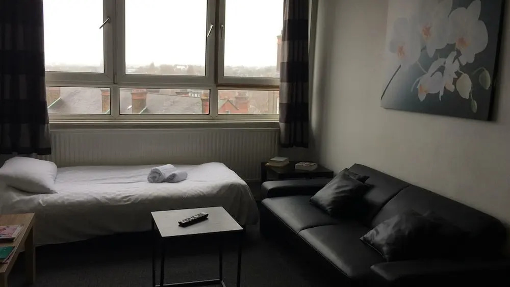 Center Apartment on Jubilee Line