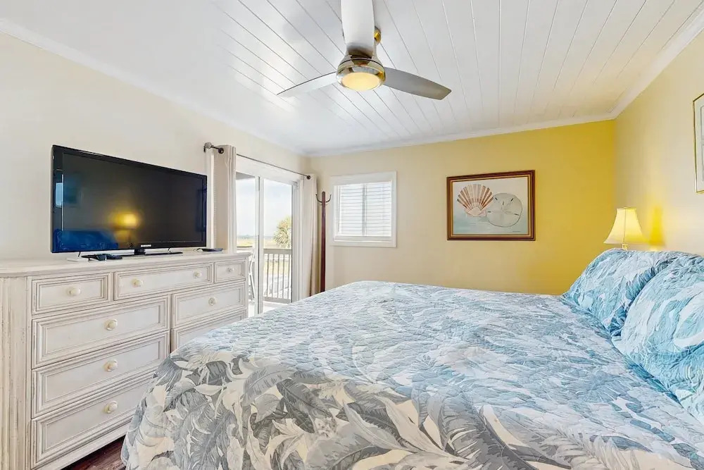 Ocean-view Condo With Pool, Balcony, AC & W/D - Walk to Beach & Near Downtown